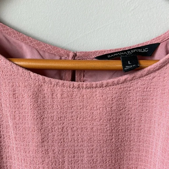 BANANA REPUBLIC FACTORY pink flutter sleeve blouse size L - Picture 3 of 6